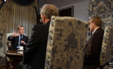 Însă, în comentariile făcute în pauza interviului, premierul rus a lăsat din nou garda jos. 