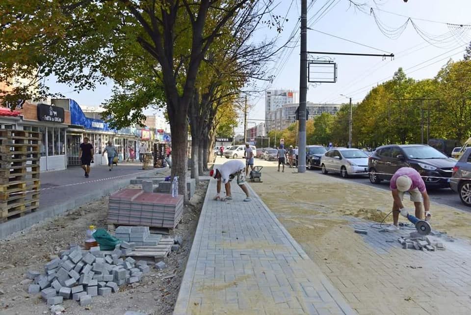 На Буюканах возле рынка «Дельфин» обустроили 300 метров тротуара.