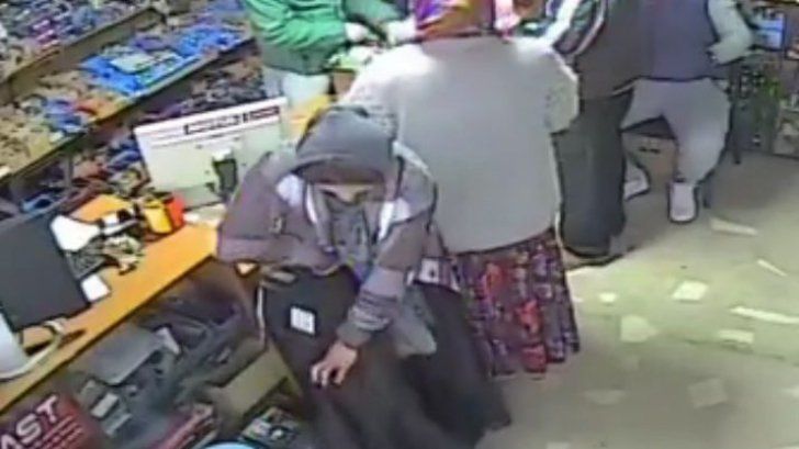 Revoltător. Cum a reușit o femeie să fure o baterie de mașină. Foto: Captură video