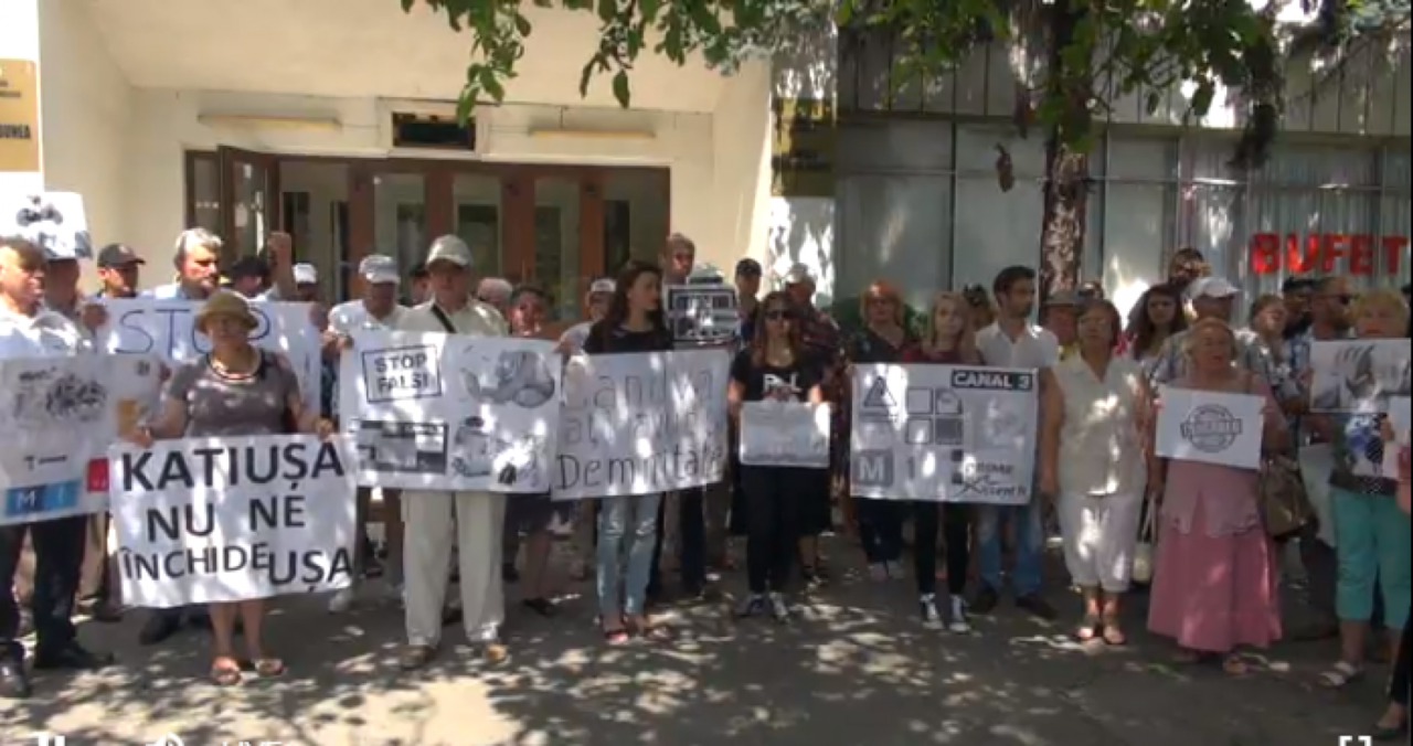В акции приняло участие около 50 человек, которые держали плакаты "Хотим правды!". Фото: unimedia.info