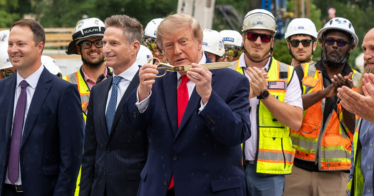 В США телеканалы транслировали выступление Трампа без звука из-за бойкота журналистов.