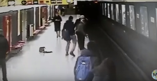 В Милане студент прыгнул на пути в метро, чтобы спасти ребенка.
