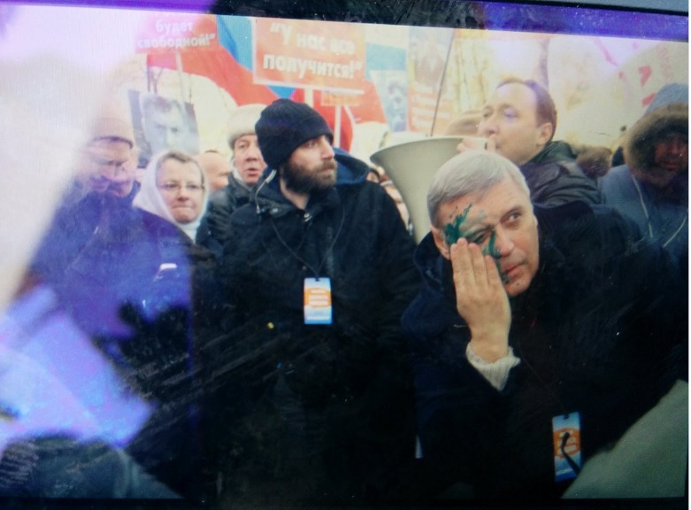 Жидкость попала политику в лицо.