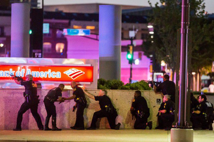 Patru polițiști, uciși în timpul unei manifestații la Dallas.  Foto: The Dallas Morning News, via Associated Press