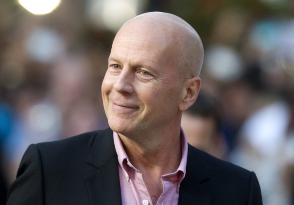 În noua peliculă a celebrului Bruce Willis, „Greu de pensionat 2”, în una din scene apare tricolorul Moldovei.