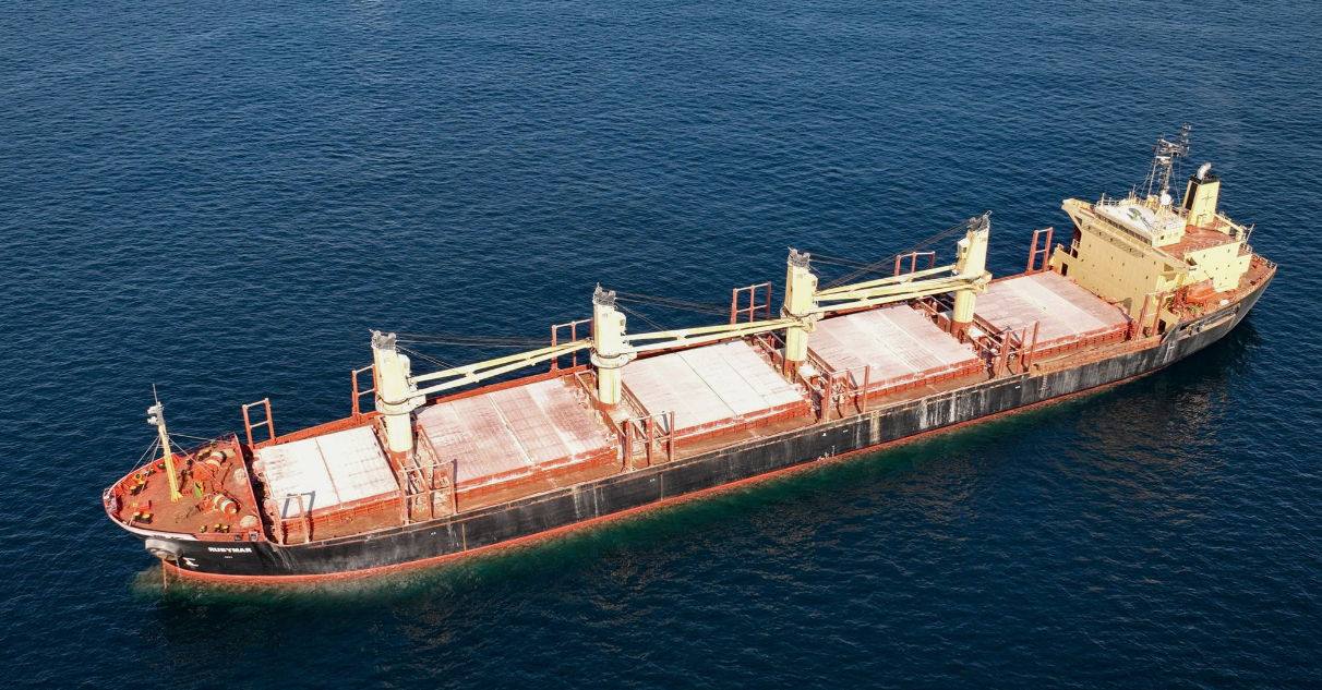 Британское судно тонет в Красном море после попадания ракеты хуситов.