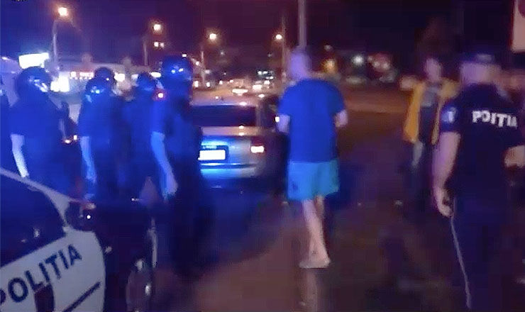 Полиция задержала четверых агрессивно настроенных граждан, распивающих спиртное посреди улицы.