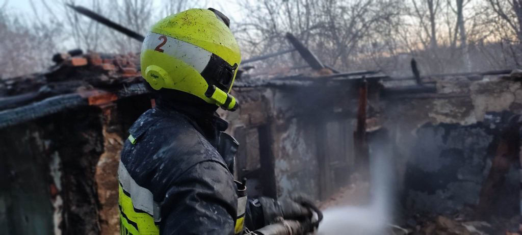 В Кишиневе загоревшийся гараж тушили 3 пожарных расчета.