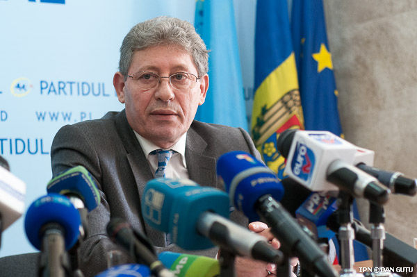 Ghimpu a luat apărarea lui Vlad Plahotniuc şi în privinţa că acesta ar controla instituţiile statului, în special puterea judecătorească.