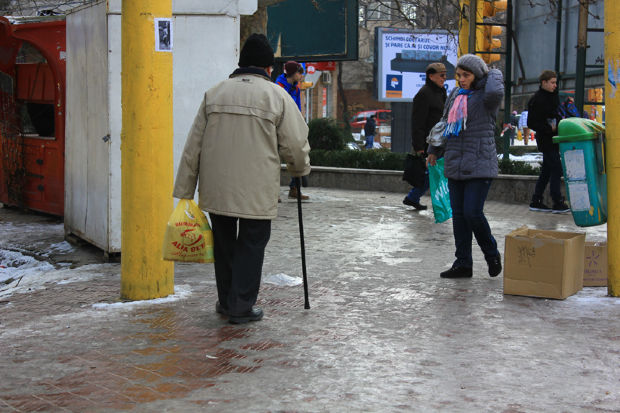 Ţurţurii și trotuarele acoperite cu gheață, pericol pentru pietoni. Foto: realitatea.md