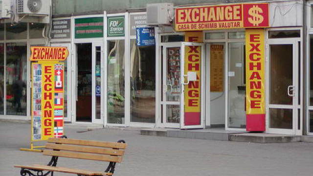 В результате проверок, проведенных в учреждениях по валютному обмену, было выявлено увеличение числа нарушений. Фото символ: media.bani.md.