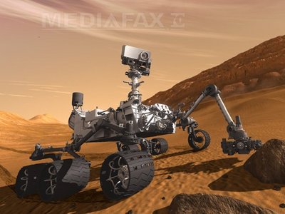 Curiosity, care cântăreşte 900 de kilograme, este de două ori mai lung şi de cinci ori mai greu decât precedenţii roboţi trimişi pe Marte
