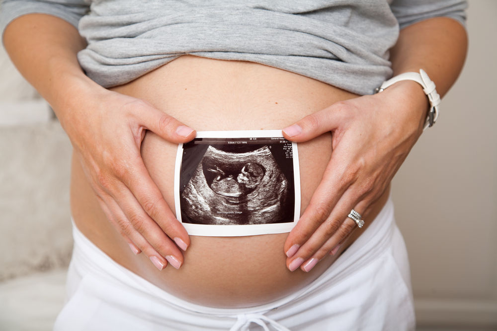 Rusia: Medicii i-au rupt mâna copilului la naștere, apoi, l-au scos pe bucăți din uterul mameii. Foto simbol: frip.ro