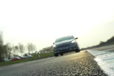 Mașina citeşte semnele rutiere şi ajustează funcţiile de la bord în funcţie de traficul înconjurător. Foto: gandul.info