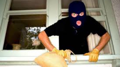  Un individ a dat busna într-un magazine de bijuterii din Orhei, a maltratat vînzătoarea, după care a spart standurile. 