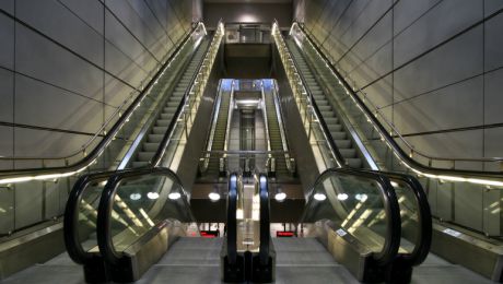 Un copil de patru ani a murit după ce a fost strivit de scările rulante. Foto: gruplift.ro