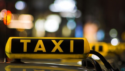 Un taxi s-a izbit de un automobil pe strada Nicolae Costin din capitală.