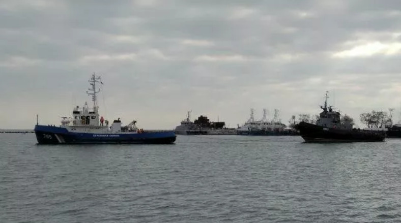 Украинские корабли прошли под Крымским мостом и попали на видео.