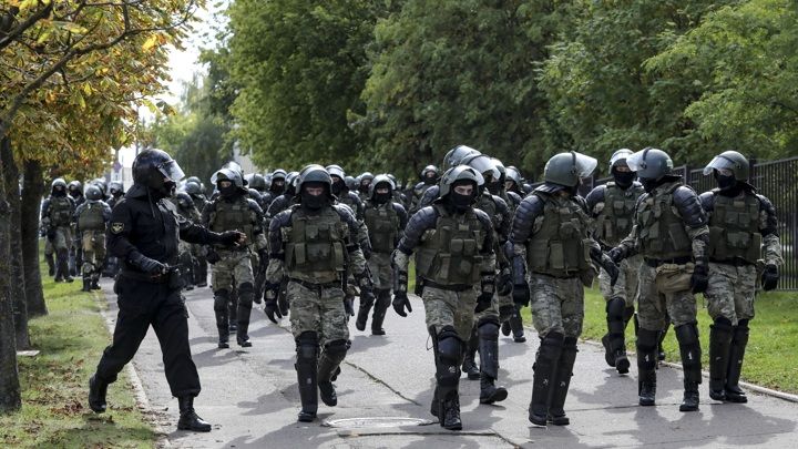 Срок "народного ультиматума" истекает, в центр Минска стягиваются силовики.