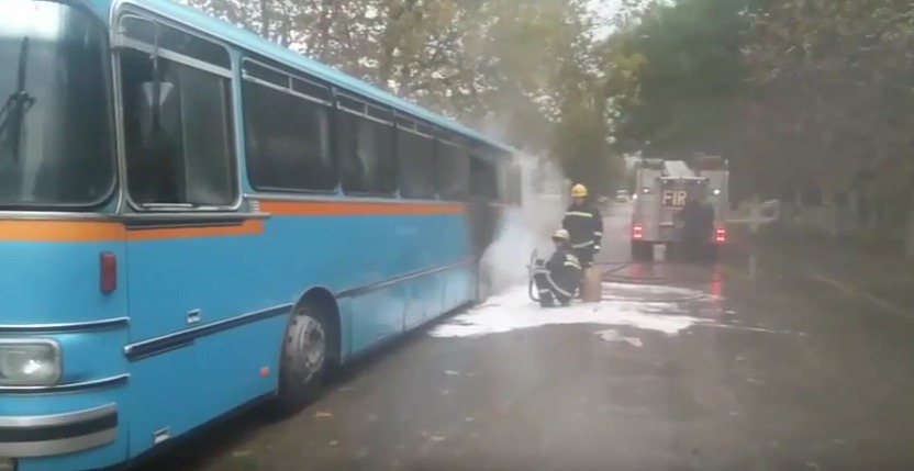Nimeni nu a avut de suferit în urma incidentului, însă pompierii au fost nevoiți să spargă geamurile autobuzului.
