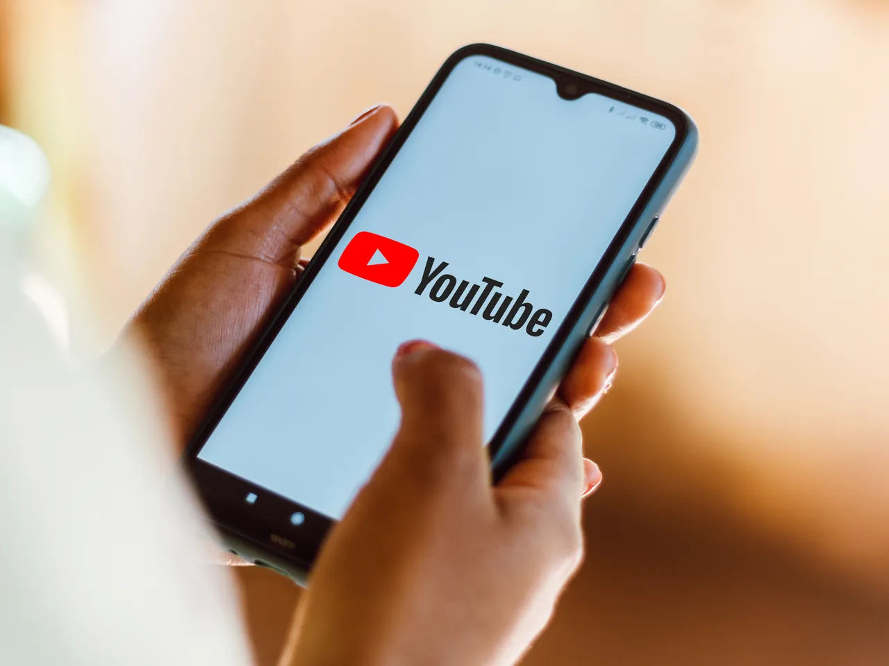 YouTube își schimbă politica: Interdicția privind conținutul instigator la ură bazat pe identitatea de gen, ridicată.