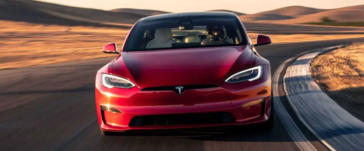 Tesla объявила о выпуске пятимиллионного электромобиля.