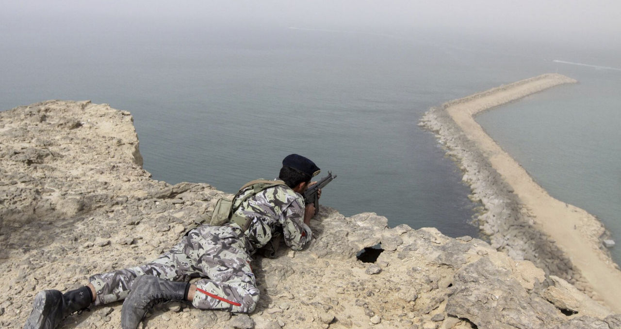 В Ормузском проливе застряли около 20 000 моряков.