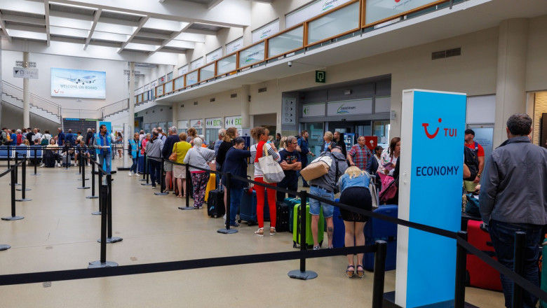 Хаос в аэропортах Европы: В Лондоне летчики грузили багаж в самолеты.