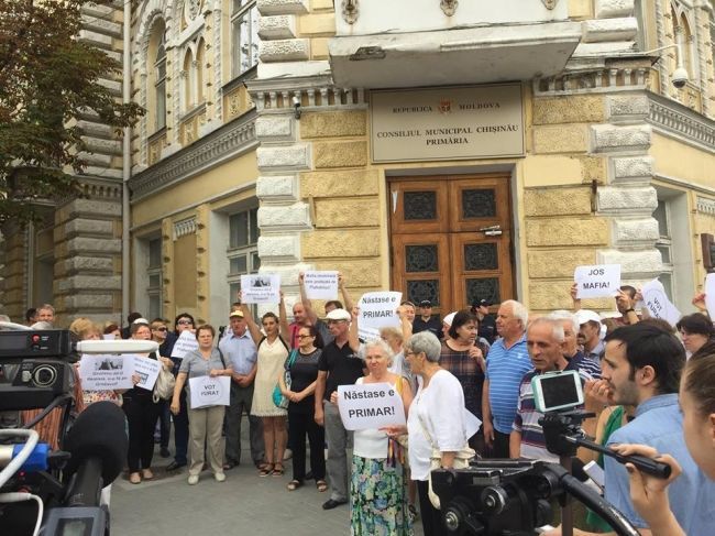 Люди недовольны тем, что вместо кафе Guguță будет построено многоэтажное здание и требуют, чтобы этого не случилось. Фото: protv.md.