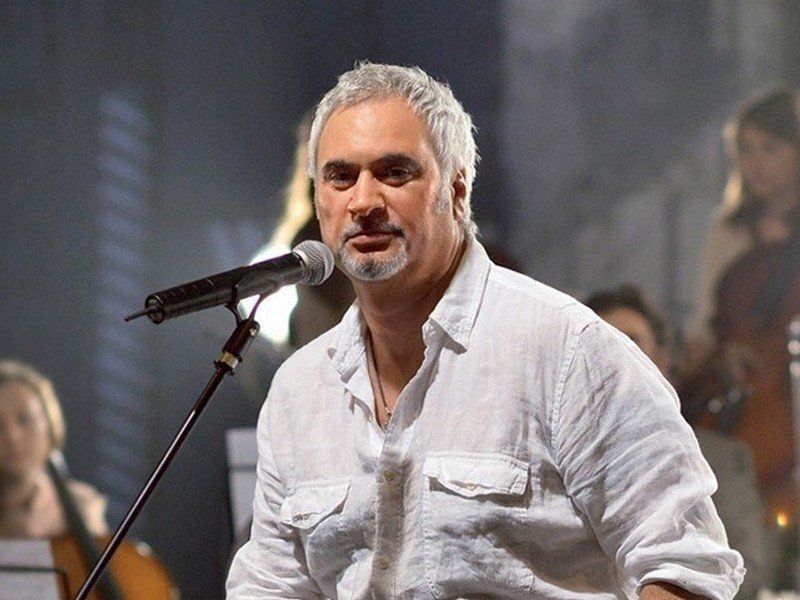 Valerii Meladze s-a făcut de râs pe scena de la Новая волна, când cânta alături de mai multe staruri ale muzicii ușoare rusești. Foto: pl.altarta.com