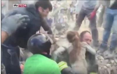 Девочка осталась жива, но о судьбе ее родственников не известно.