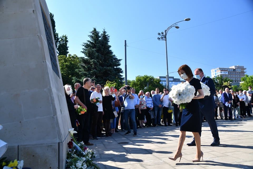Майя Санду возложила цветы к памятнику жертвам сталинских репрессий.