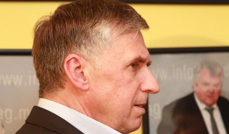 Ион Стурза обратился к  Канду и Филипу.