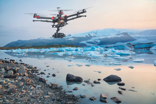 Un avion comercial a fost lovit de o dronă, în Canada.