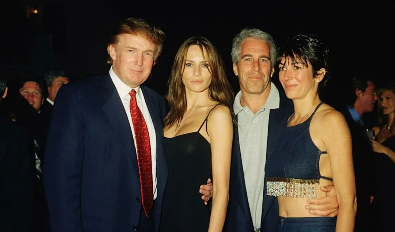 Numele lui Trump, găsit în documentele cazului Epstein. Departamentul de Justiție a notificat președintele.