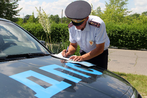Женщина не уступила дорогу несовершеннолетнему.
