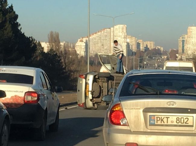 При въезде в Кишинев в результате ДТП перевернулась машина такси.