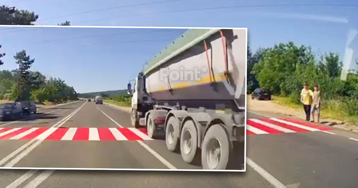Doi șoferi, sancționați pentru că nu au acordat prioritate pietonilor la trecere.
