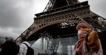 Во Франции, несмотря на рекорды заражений, предлагают ослабить карантин.