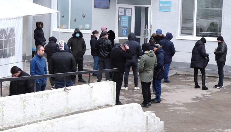 В Бельцах выстроились очереди на сдачу ПЦР-тестов.