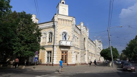 Limba română, motiv de ceartă la şedinţa CMC.