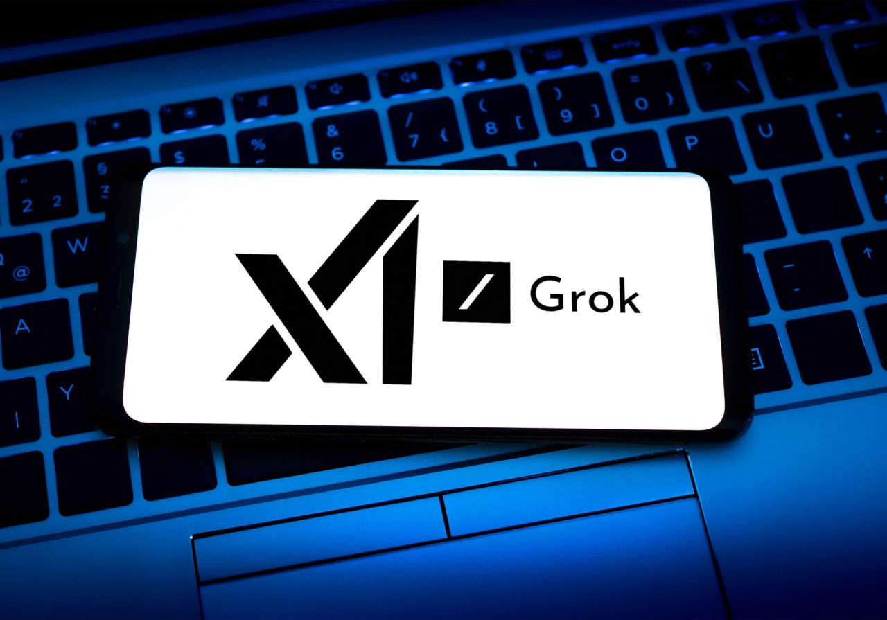 Соцсеть X Маска начала тестировать бесплатную версию чат-бота Grok.