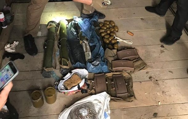 В гараже Киева нашли арсенал нелегального оружия.