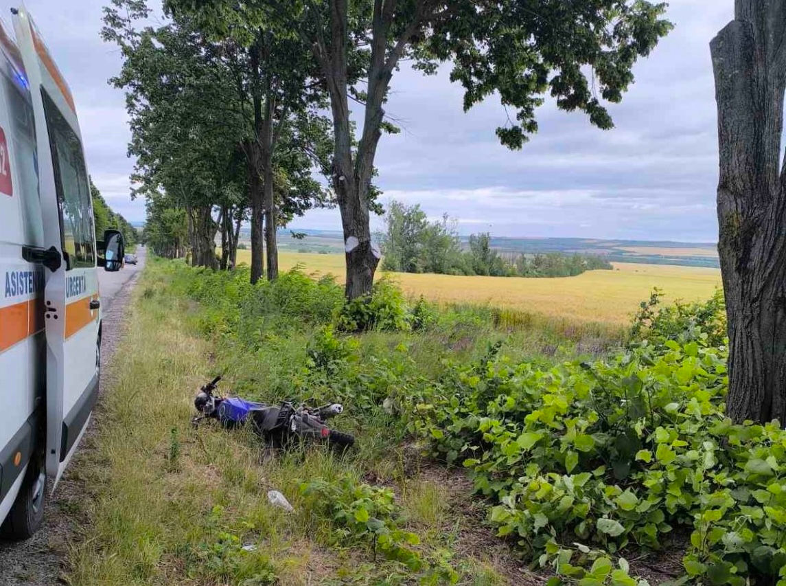 Accident fatal pe un drum din Glodeni: Un tânăr a murit după ce s-a răsturnat cu motocicleta.
