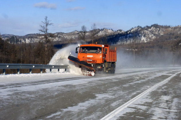 Вдоль дорог уже высыпали кучи песка.