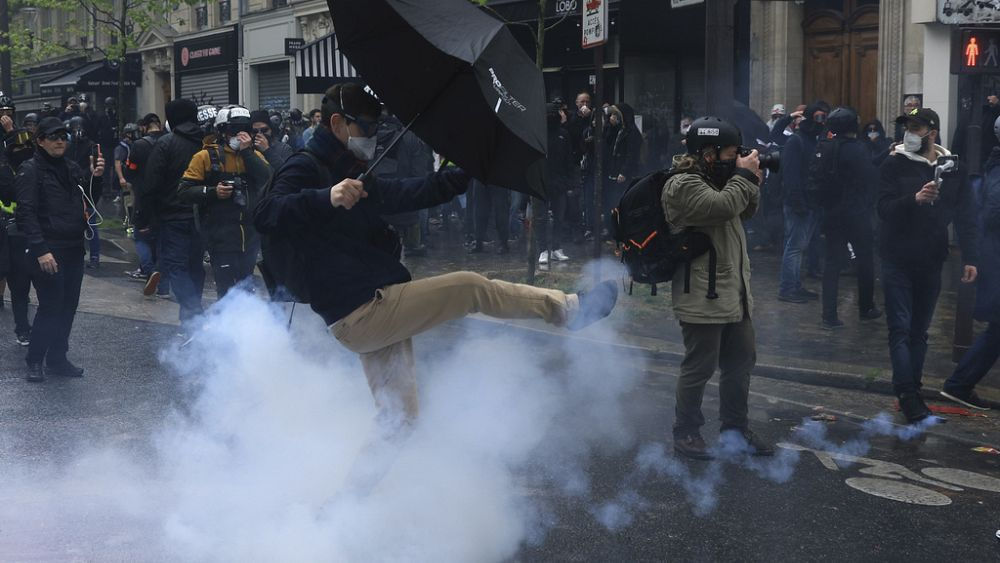 Первомайские акции во Франции переросли в стычки с полицией.
