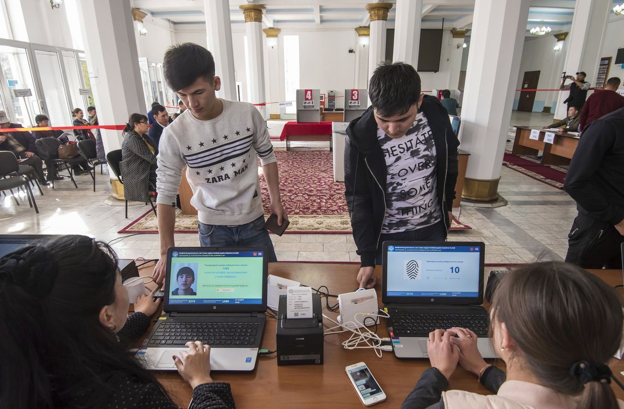В стране и за рубежом были открыты две тысячи 375 избирательных участков.