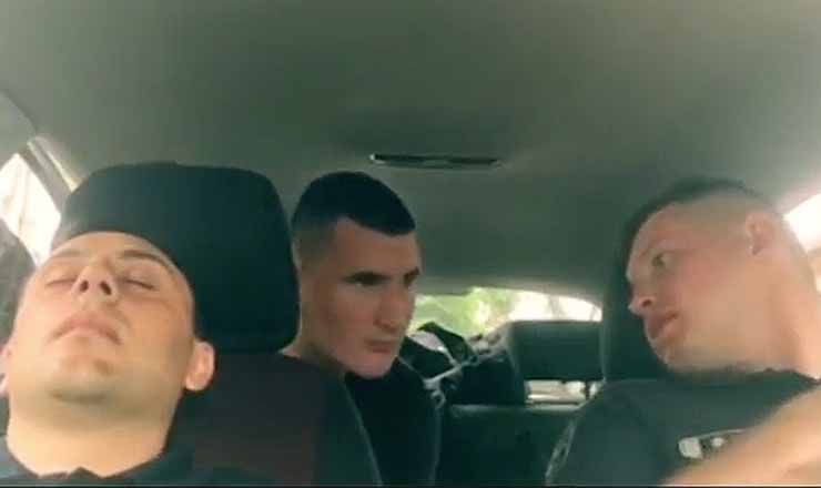 Полицейские попытались расслабить атмосферу и подшутить над коллегой.