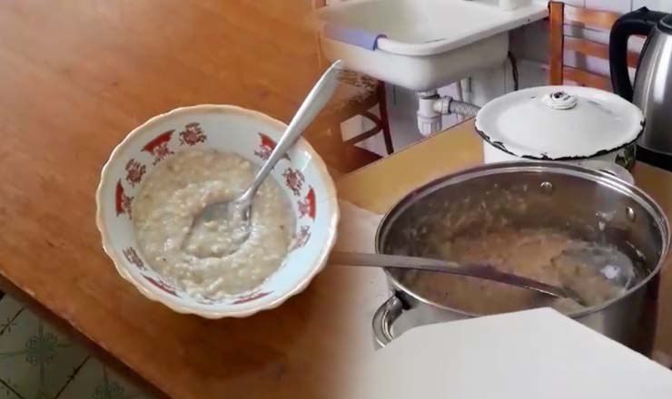 Женщина попыталась выяснить, почему беременных кормят одной кашей, но так и не получила ответа.