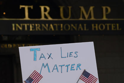 Акции протеста прошла в преддверии Tax Day — дня уплаты налогов в США.